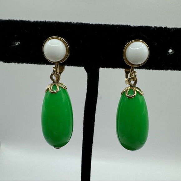 Avon vintage 1980s gold tone jade green and white acrylic clip on drop earrings - Picture 2 of 7